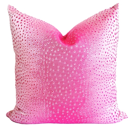 Housse de coussin rose fuchsia à imprimé lézard