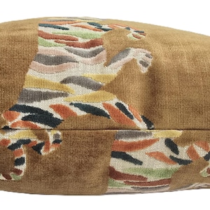 Peut inclure: Un coussin de d&eacute;coration brun avec un motif de tigre color&eacute;. Le tigre est repr&eacute;sent&eacute; en train de bondir, ses rayures et ses taches sont visibles.
