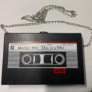 Bolsa tipo caixa de fita cassete com música retrô dos anos 80 e corrente prateada, para usar como clutch ou transversal em shows, Halloween, acessório para fantasias dos anos 80