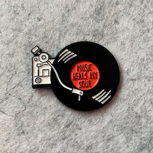 Pin de solapa esmaltado "La música cura mi alma", estilo retro para amantes de la música, ideal para mochilas, insignias, joyas, prendedores coleccionables, discos de dibujos animados, broches de LP.