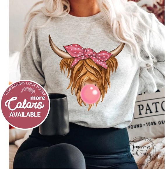 Highland cow sweatshirt, Cow with bandana, Cute Bubblegum Cow Bag, Cowboy style gifts for Mom, Cozy Sweatshirt for Farm, Animal Lover Gifts