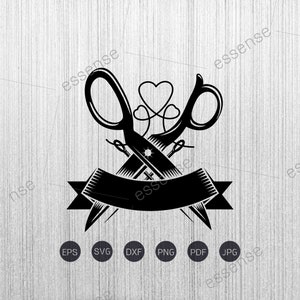 Puede incluir: Silueta en blanco y negro de un par de tijeras cruzadas con una pancarta de cinta debajo. Las tijeras tienen un diseño de corazón en el medio. La pancarta de cinta tiene el texto "esencia" en ella. La imagen está sobre un fondo de veta de madera.