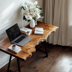 Escritorio de madera maciza con borde natural hecho a mano, mesa de estudio rústica personalizada con patas de apoyo naturales, decoración del hogar, regalo de oficina para mamá