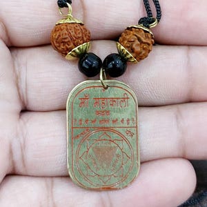 Pendentif kaali avec 5 mukhi rudrakshas en kali kavach pour le succès 100 % perles rudraksha naturelles et pendentif en métal Asthadhatu dynamisé