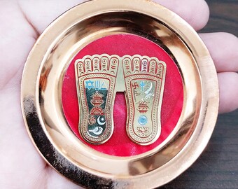 Laxmi Charan Paduka con piatto decorativo per la decorazione della casa