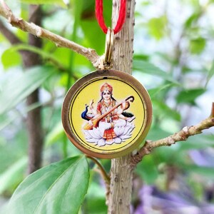 Collar con colgante de Saraswati Maa / Amuleto de la diosa hindú para la sabiduría y el aprendizaje / Joyería espiritual