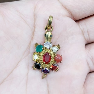 Kuber Kachua Navratan Anhänger Navratna Pendent 100% 9 Naturstein mit Asthadhatu goldene Farbe Metall