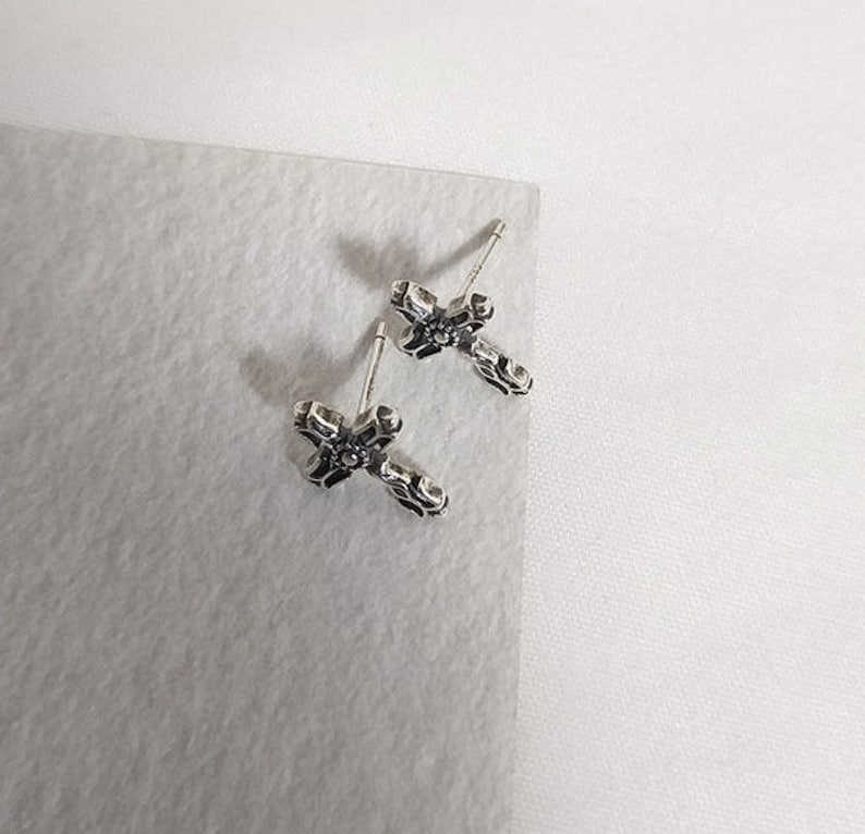 Silver Accessory Fashion Jewelry Earring Minimalist Trending Streetwear Earring Silver Stud Modern Earring Gothic Cross Design Earring