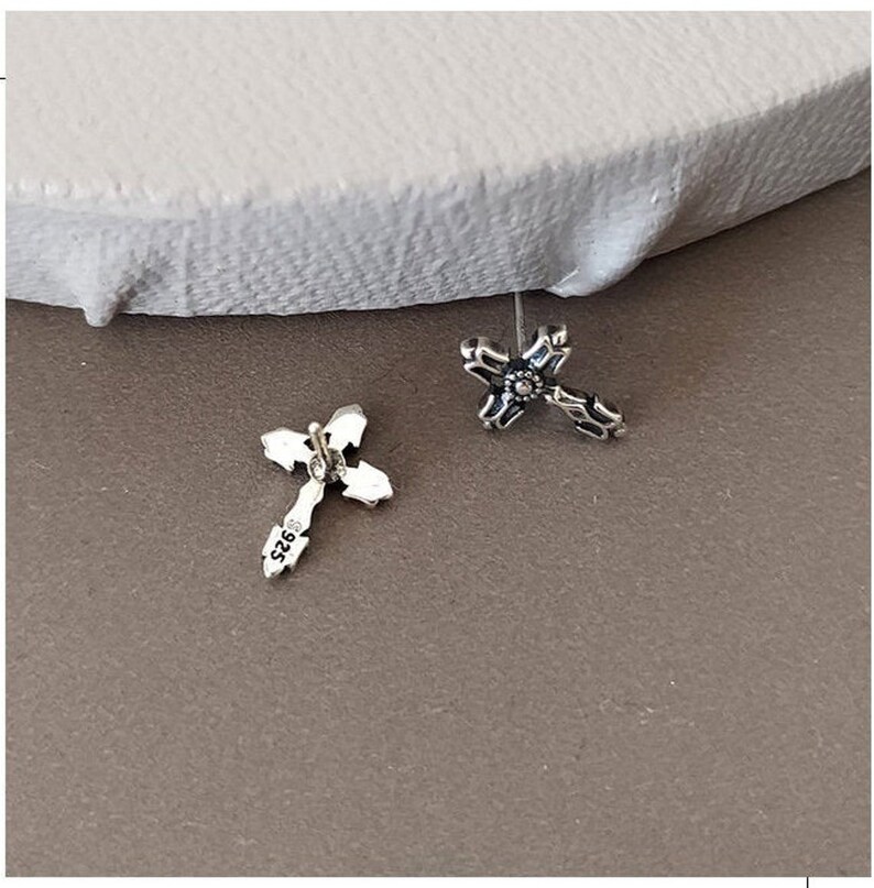 Silver Accessory Fashion Jewelry Earring Minimalist Trending Streetwear Earring Silver Stud Modern Earring Gothic Cross Design Earring