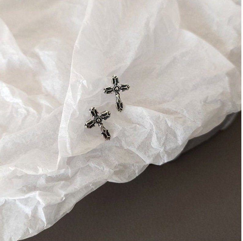Silver Accessory Fashion Jewelry Earring Minimalist Trending Streetwear Earring Silver Stud Modern Earring Gothic Cross Design Earring