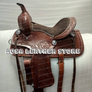 Selle en cuir noir de meilleure qualité avec têtière, collier de poitrine, sangles avant et arrière assorties.