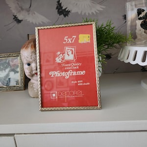 Decorel Decorative Gold-Tone Metal Photograph Frame -- Vintage Picture Frames -- Stand-Up Table Top Frames -- Vintage Home Decor