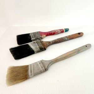 Vintage Paint Brushes -- Set Of 3 Wooden Handle Paint Brushes -- Shabby Farmhouse Decor -- Art Studio Paintbrush Decor -- Artist Brushes