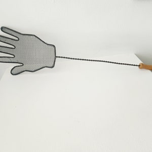 Vintage Fly Swatter -- Hand Shaped Wire Screen Fly Swatter -- Primitive Folk Art Farmhouse Kitchen Decor -- Old Country Kitchen Porch Decor