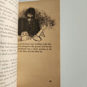 Pode incluir: Ilustra&ccedil;&atilde;o em preto e branco de um homem com barba e uma mulher em um quarto escuro. O homem est&aacute; segurando o bra&ccedil;o da mulher e olhando para ela. O texto "groping in his" &eacute; vis&iacute;vel no canto inferior direito da imagem.