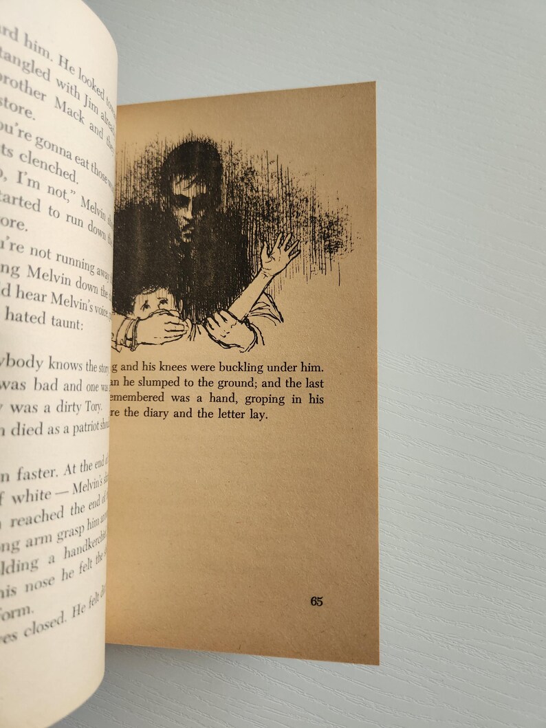 Pode incluir: Ilustra&ccedil;&atilde;o em preto e branco de um homem com barba e uma mulher em um quarto escuro. O homem est&aacute; segurando o bra&ccedil;o da mulher e olhando para ela. O texto "groping in his" &eacute; vis&iacute;vel no canto inferior direito da imagem.