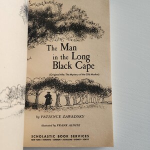 Pode incluir: Capa do livro "O Homem do Longo Manto Negro" de Patience Zawadsky, ilustrado por Frank Aloise. A capa apresenta uma ilustra&ccedil;&atilde;o em preto e branco de um homem com um longo casaco caminhando por uma floresta.