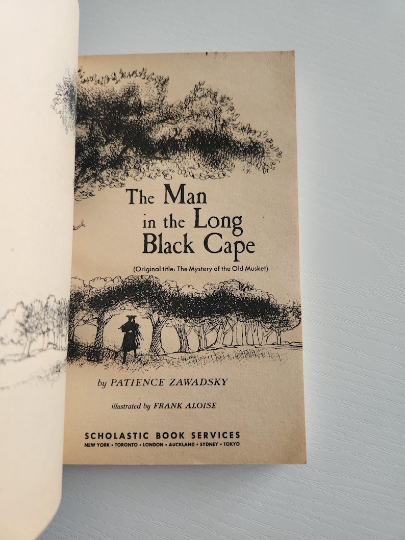 Pode incluir: Capa do livro "O Homem do Longo Manto Negro" de Patience Zawadsky, ilustrado por Frank Aloise. A capa apresenta uma ilustra&ccedil;&atilde;o em preto e branco de um homem com um longo casaco caminhando por uma floresta.