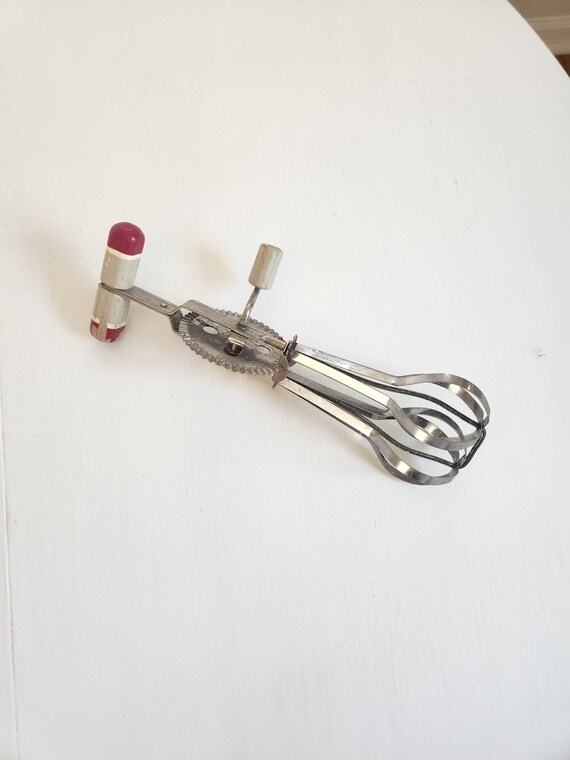 Vintage Hand Held Egg Beater. Red Wooden Handle Hand Beater, Vintage  Kitchen Decor, Hand Held Mixer, Vintage Kitchenware, Old Bakeware. 