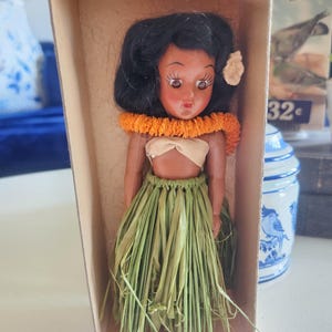 Vintage 1960s Collectible Elsie Denney Honolulu Hawaii Doll In Original Box -- Plastic Doll With Grass Skirt -- Hawaiian Souvenir