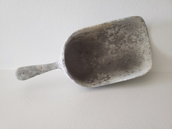 Antique Metal Grain Flour Scoop Kitchen Dry Goods Scoop Primitive Farmhouse  Kitchen Decor Metal Scoop Candy Buffet Small Scoop 