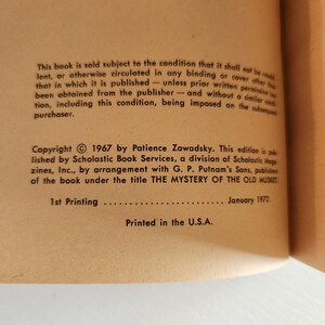 Pode incluir: Um close-up das informa&ccedil;&otilde;es de direitos autorais e publica&ccedil;&atilde;o de um livro. O texto diz "Copyright &copy; 1967 by Patience Zawadsky. Esta edi&ccedil;&atilde;o &eacute; publicada por Scholastic Book Services, uma divis&atilde;o da Scholastic Magazines, Inc., em colabora&ccedil;&atilde;o com G. P. Putnam's Sons, editores do livro sob o t&iacute;tulo THE MYSTERY OF THE OLD MUSKET. 1&ordf; edi&ccedil;&atilde;o Janeiro 1972 Impresso nos EUA."
