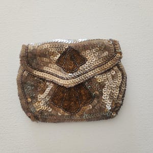 Monedero de mano vintage checoslovaco con cuentas doradas y lentejuelas y espejo - Cartera vintage para mujer - Hermosa cartera para mujer de mediados de siglo
