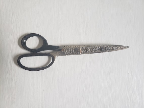 Vintage Magnetized Sewing Scissors. Black Hande Scissors, Sewing Shears,  Hammered Finish Scissors, Vintage Scissors, Crafting Scissors. 