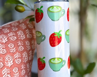 Vaso brillante de matcha con fresa, taza para café helado, vajilla estilo cottagecore.