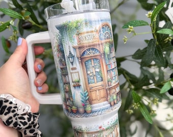 Vaso Cozy Bookstore Shimmer de 40 oz con asa / Taza estética de librería vintage / Regalo para amantes de los libros / Taza con diseño floral de biblioteca