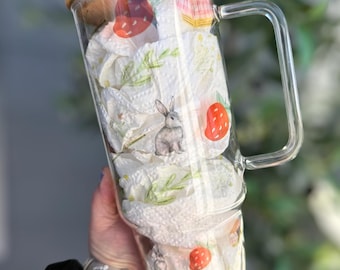 Vaso de cristal con asa y diseño de conejo de Cottage Core / Taza de fresa con diseño de libro / Vaso de café helado con forma de conejo adorable / Regalo acogedor para el lector