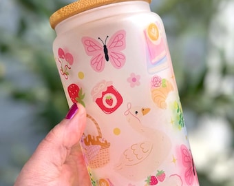 Vaso de picnic estilo cottagecore de 473 ml con tapa y pajita / Vaso con diseño floral de fresa y mariposa / Lindo vaso para café helado / Regalo para mujeres