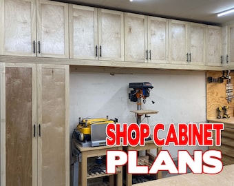 Könnte beinhalten: Eine Werkstatt mit einem Satz Holzschränken, einer Bohrmaschine und einer Hobelmaschine. Die Schränke sind aus hellem Holz und haben schwarze Griffe. Der Text "SHOP CABINET PLANS" ist in roten Buchstaben auf weißem Hintergrund geschrieben.