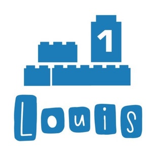 Könnte beinhalten: Blaue und weiße personalisierte Namensgirlande mit dem Namen "Louis" und der Nummer "1" auf einem blauen Lego-Stein.