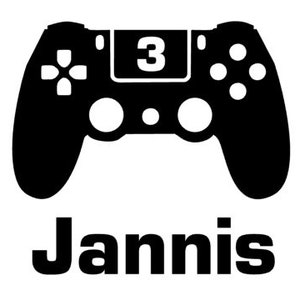 Könnte beinhalten: Schwarz-weiße Silhouette eines Videospiel-Controllers mit der Zahl "3" auf dem Bildschirm. Der Name "Jannis" steht unter dem Controller.