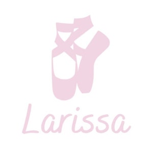 Könnte beinhalten: Rosa Ballettschuhe mit dem Namen Larissa darunter in Kursivschrift.