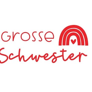 Könnte beinhalten: Roter Text, der "Grosse Schwester" lautet, mit einer roten Regenbogengrafik über dem Text. Der Regenbogen hat ein kleines rotes Herz in der Mitte.