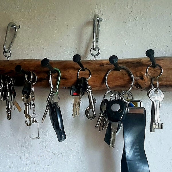 Schlüsselbord aus Holz mit Eisennägeln. Es handelt sich um einen Ast aus sogenanntem Totholz, dh. Fundholz aus einem Mischwald