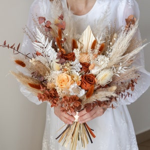 Peach Terracotta Dried Flower Bridal Bouquet / Rust Beige Preserved Roses Wedding Bouquet / Pastel Orange Everlasting Arrangement