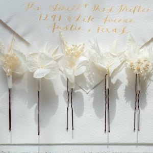 White Wedding Hair Pin / Boho Dried Flowers Hair Clip / White Wedding Hair Accessory Real Flowers / Elegant Wedding Hair Piece