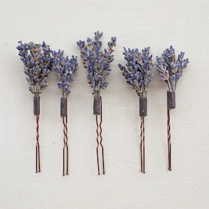 Pode incluir: Seis grampos de cabelo de lavanda com hastes de fio de cobre. A lavanda &eacute; seca e de cor roxa.
