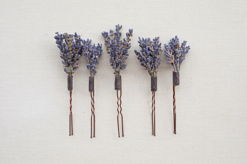 Pode incluir: Seis grampos de cabelo de lavanda com hastes de fio de cobre. A lavanda &eacute; seca e de cor roxa.