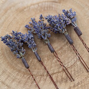 Pode incluir: Cinco grampos de cabelo de lavanda com hastes de fio de cobre. A lavanda est&aacute; seca e disposta em um cacho no topo de cada grampo.