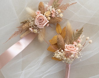 Corsage da polso rosa e beige polveroso, corsage da damigella d'onore, braccialetto da damigella d'onore, fiore all'occhiello dello sposo, composizione di nozze naturali con fiori secchi