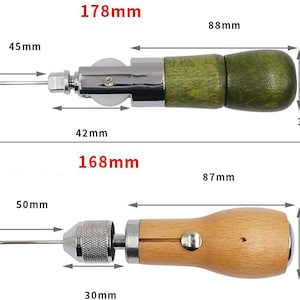 Op de afbeelding: Er worden twee lederen naaigerei getoond. De bovenste tool is 17,8 cm lang met een groene houten handgreep en een zilverkleurige metalen behuizing. De onderste tool is 16,8 cm lang met een houten handgreep en een zilverkleurige metalen behuizing.