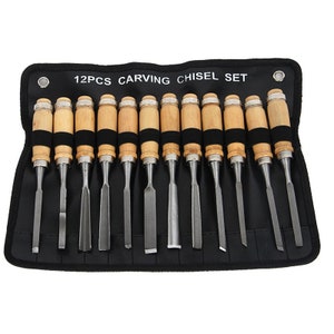 Peut inclure: Un ensemble de 12 ciseaux à sculpter avec des manches en bois, rangés dans un étui noir enroulable avec le texte "12PCS CARVING CHISEL SET".