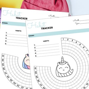 K&ouml;nnte beinhalten: Zwei druckbare Habit-Tracker-Seiten mit einer Einhorn-Illustration. Jede Seite hat einen Bereich zum Auflisten von Gewohnheiten und einen Belohnungsbereich. Der Tracker ist f&uuml;r die monatliche Verwendung konzipiert und hat einen Bereich f&uuml;r den Monat und das Jahr.