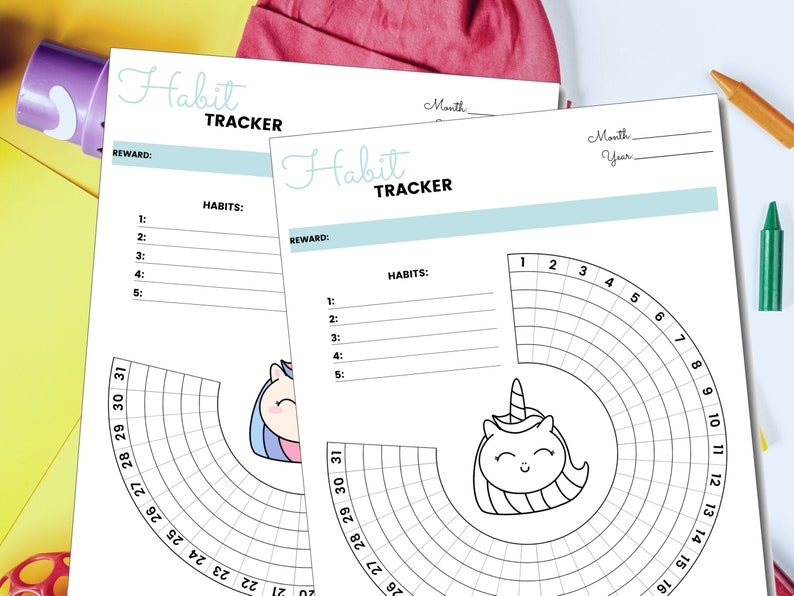 K&ouml;nnte beinhalten: Zwei druckbare Habit-Tracker-Seiten mit einer Einhorn-Illustration. Jede Seite hat einen Bereich zum Auflisten von Gewohnheiten und einen Belohnungsbereich. Der Tracker ist f&uuml;r die monatliche Verwendung konzipiert und hat einen Bereich f&uuml;r den Monat und das Jahr.