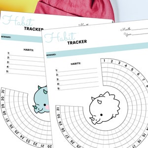 K&ouml;nnte beinhalten: Zwei druckbare Habit-Tracker-Seiten mit einer Dinosaurier-Illustration. Jede Seite hat einen Bereich zum Auflisten von Gewohnheiten und einen Belohnungsbereich. Der Tracker ist ein kreisf&ouml;rmiges Diagramm mit 31 Tagen, die am Rand markiert sind.