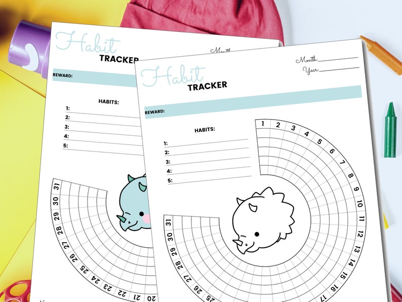 K&ouml;nnte beinhalten: Zwei druckbare Habit-Tracker-Seiten mit einer Dinosaurier-Illustration. Jede Seite hat einen Bereich zum Auflisten von Gewohnheiten und einen Belohnungsbereich. Der Tracker ist ein kreisf&ouml;rmiges Diagramm mit 31 Tagen, die am Rand markiert sind.